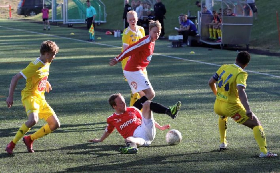 Toukokuussa Joensuussa Jippo ja Klubi 04 pelasivat 0-0-tasapelin. Kuvassa Jiposta Timo Tahvanainen ja Tuomas Kettunen. Kettusen loppukausi on nyt uhattuna nilkkavamman vuoksi.