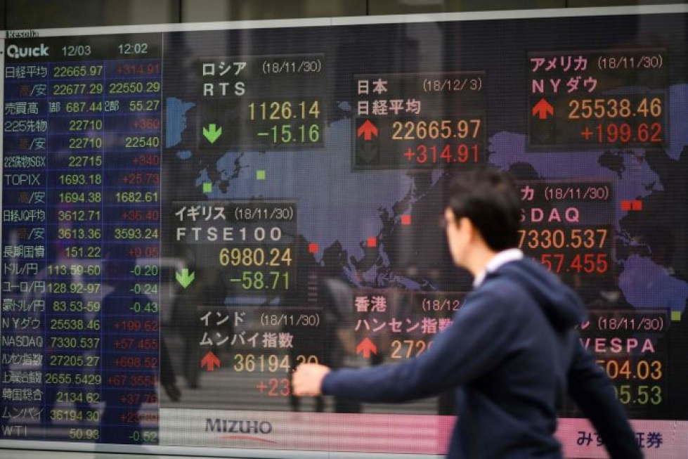 Pörssit sulkeutuivat yli prosentin verran plussan puolella sekä Tokiossa että Hongkongissa keskiviikkona. LEHTIKUVA/AFP