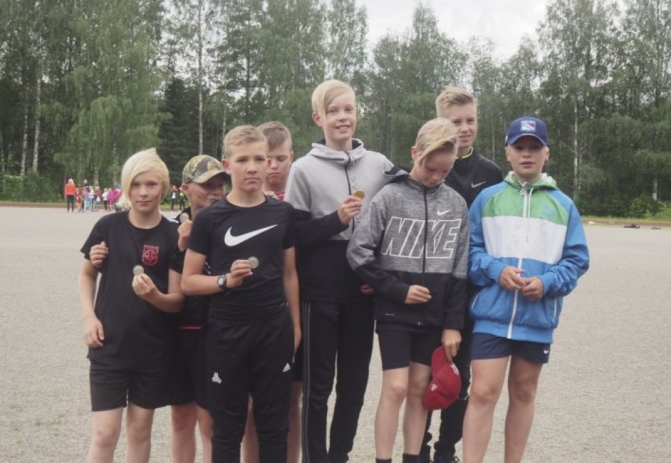 Katajan 13-vuotiaat pojat juoksivat 4x60 metrin aitojen pe:n 42,71, ykköskorokkeella Eeli Mustonen (vas), Topias Mustonen, Anton Kettunen ja Santeri Kekarainen.  Liperin Taimen joukkue otti hopeaa.