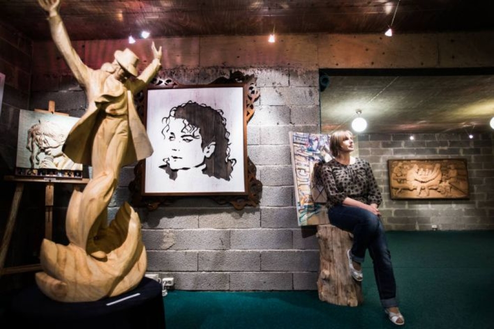 Puun sielun myyntinäyttelyssä teosten teemat vaihtelevat Michael Jacksonista Kalevalaan. Natasha Podkolzinan mukaan Jackson on myös kesän kansainvälisen taiteilijaleirin teemana.