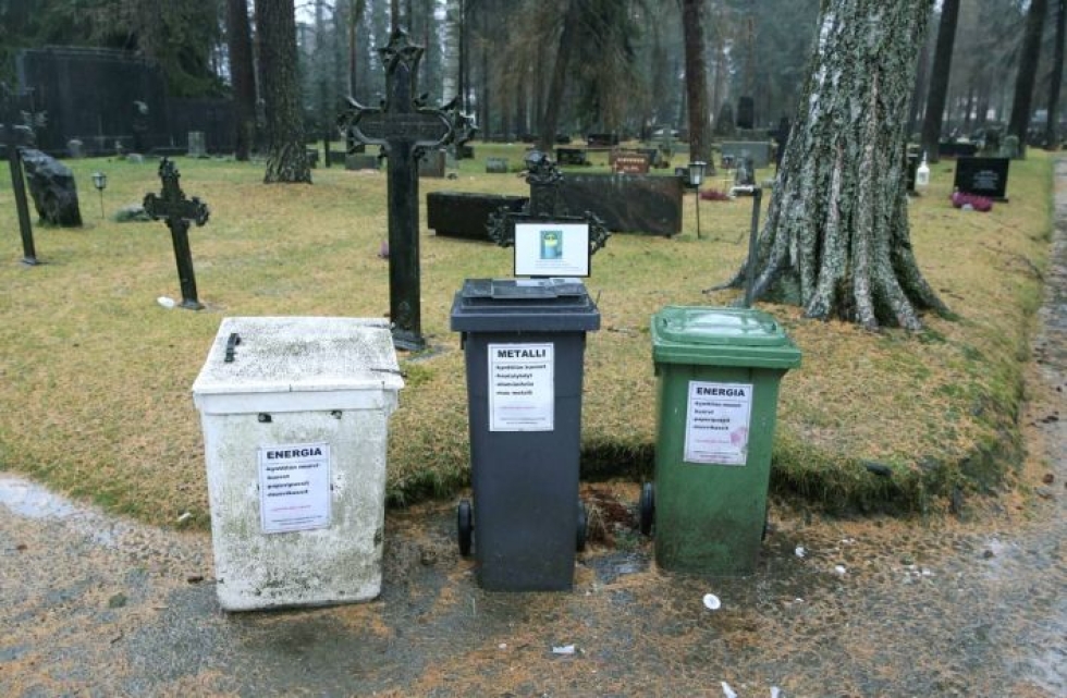 Kierrätysastioita Joensuun hautausmaalla.