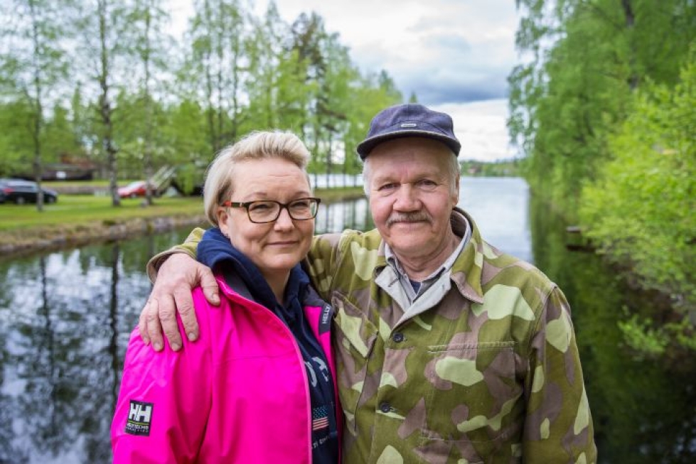 Kontiolahden Kanavateatterin uutta ja vanhaa voimaa. Sanna Könönen ja Tenho Kuronen ovat Olli-Matti Oinosen näyttämösovituksessa isä ja tytär.