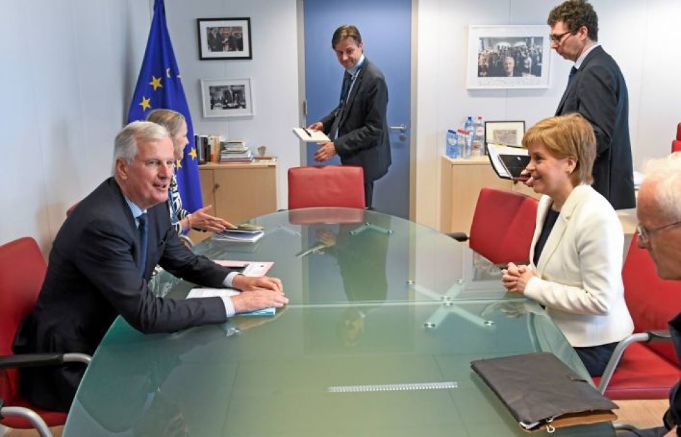 Skotlannin pääministerillä Nicola Sturgeonilla (oik.) on suora neuvotteluyhteys EU:n johtavaan brexit-neuvottelijaan Michel Barnieriin. Kuva viime toukokuulta.