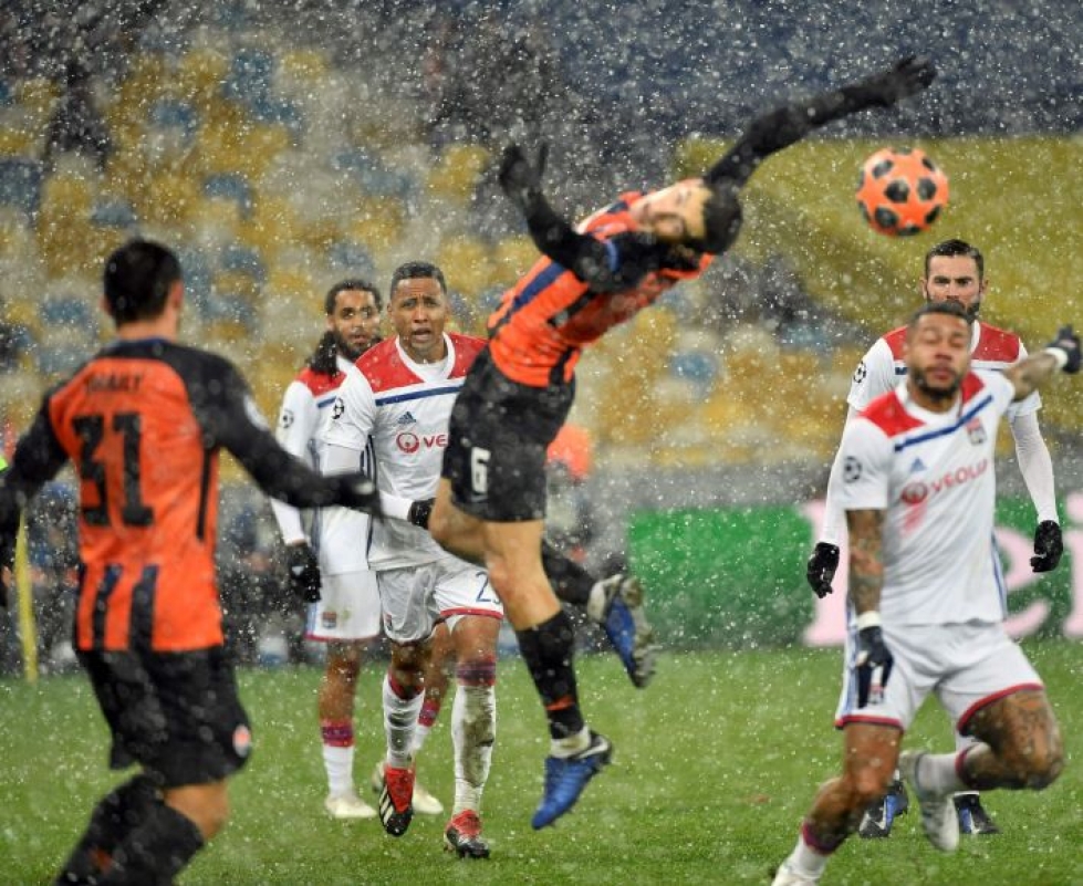 Shahtar Donetskin ja Lyonin pelaajat kamppailivat pallosta Kiovan sateessa. Lehtikuva / AFP