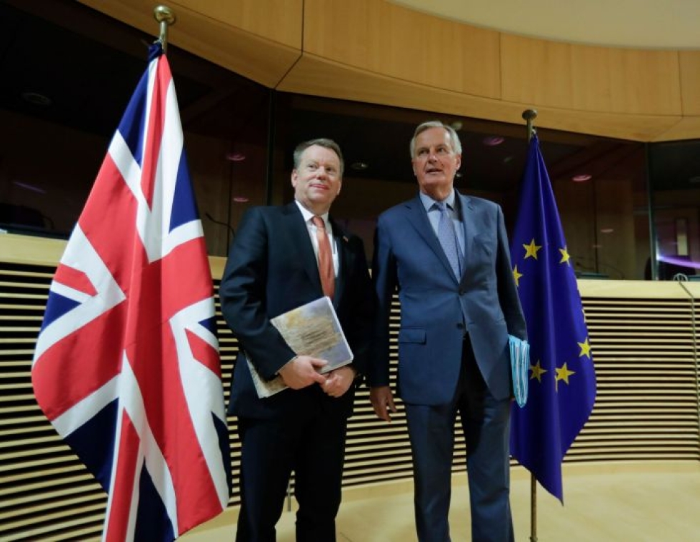 Britannia on tähdännyt siihen, että EU:n kanssa saataisiin tehtyä heinäkuussa alustava sopimus Britannian poistumisesta EU:sta. Kuvassa Britannian pääneuvottelija David Frost (vas.) ja EU:n pääneuvottelija Michel Barnier. LEHTIKUVA/AFP