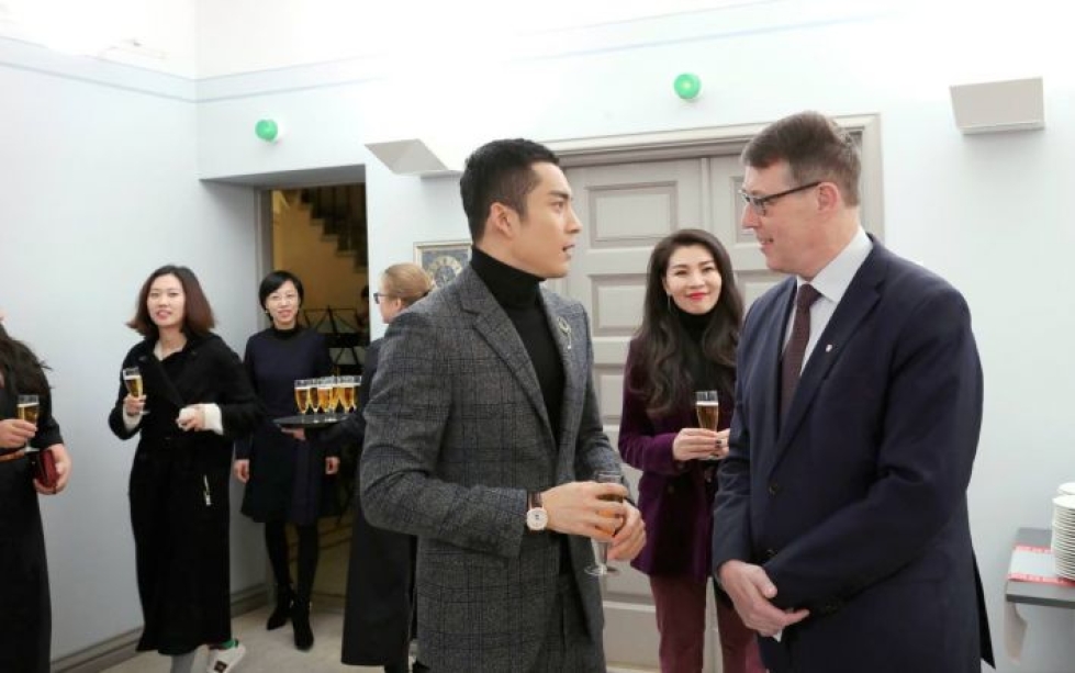 Han Jongdun ja maakuntajohtaja Risto Poutiainen keskustelevat. Taustalla oikealla Kiinassa erittäin tunnettu muotitoimittaja Shi Yan.
