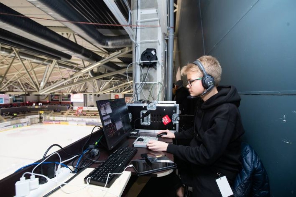 Saku Eronen aloitti Joensuun jäähallissa Mestis-lähetysten ohjaajana keväällä 2019 ja on hoitanut sen jälkeen säännöllisesti Jokipoikien ja nykyään Kiekko-Poikien kotiottelut. Kuva viime helmikuulta.