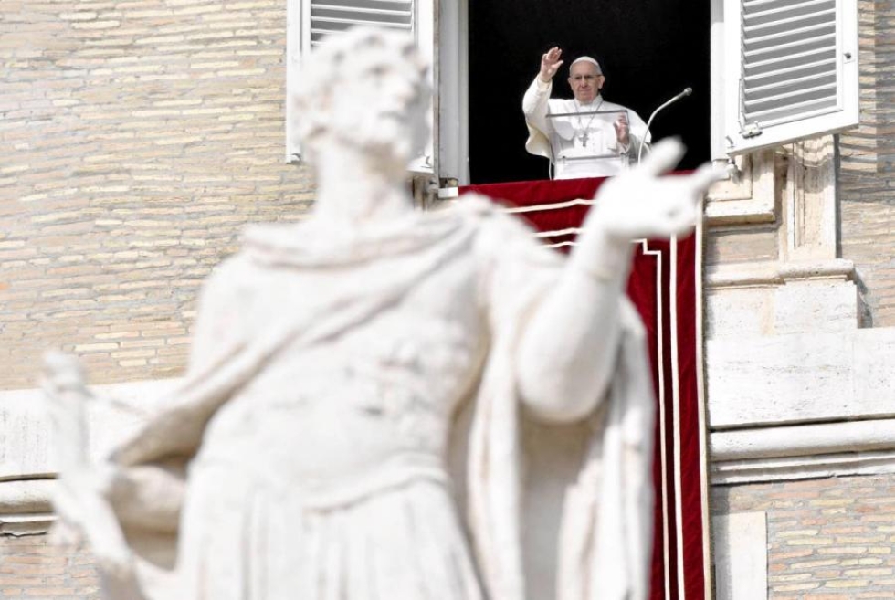 Paavi Franciscus tervehti sunnuntaina ihmisiä Vatikaanissa sunnuntairukouksen jälkeen.