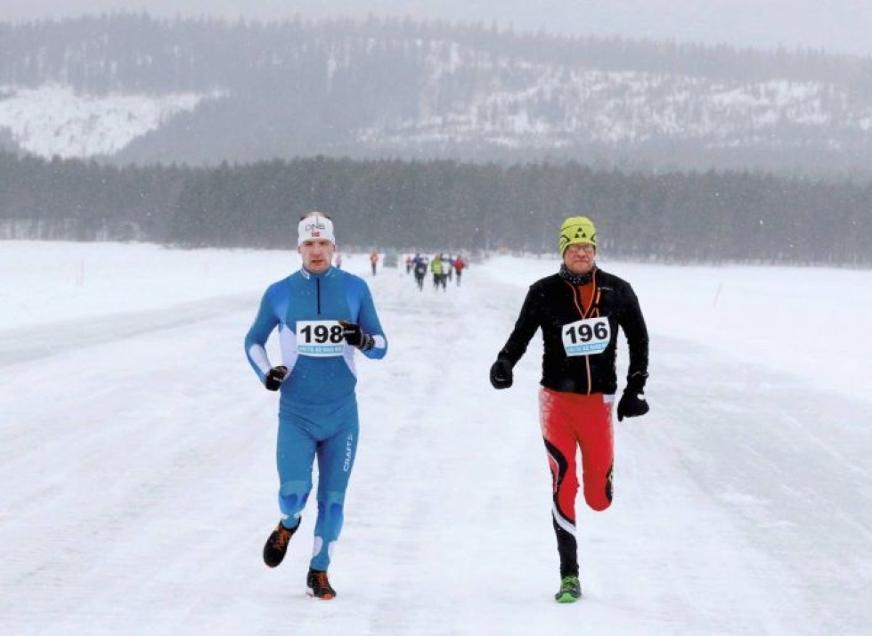 Kolin jäätiejuoksun voittanut Kari Heikura (vas) juoksi alkumatkan yhdessä Heikki Halosen kanssa.