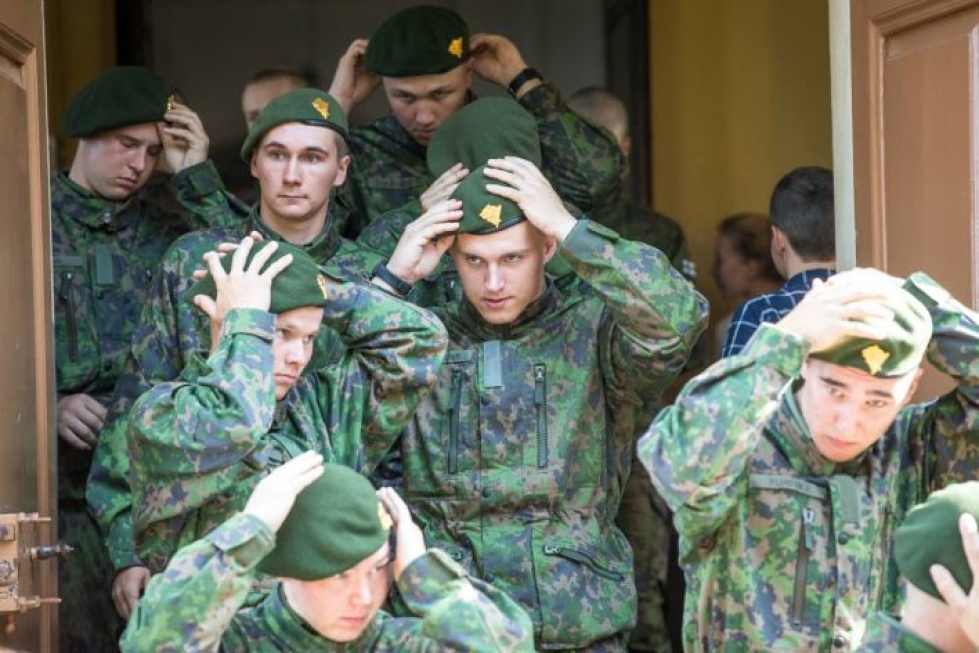 Rajajääkärit asettelivat uusia baretteja vannottuaan sotilasvalansa Liperin kirkossa.