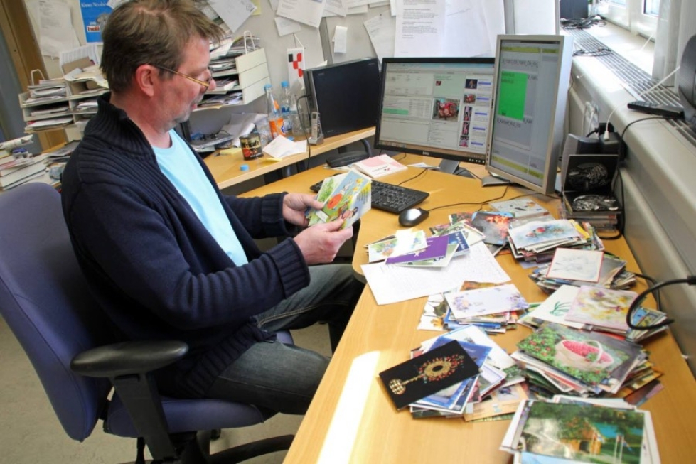 Karjalaisen kulttuuritoimituksen esimies Kimmo Nevalainen tarkastelee lintuvisaan lähetettyjä vastauskortteja. Niitä on saapunut toimitukseen runsaat 650 kappaletta.