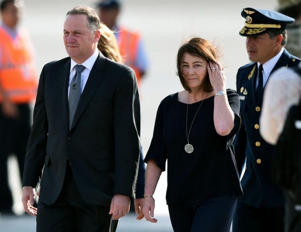 Uuden-Seelannin pääminsteri John Key ja hänen vaimonsa Bronagh Key Liman lentokentällä Perussa marraskuussa. LEHTIKUVA/AFP
