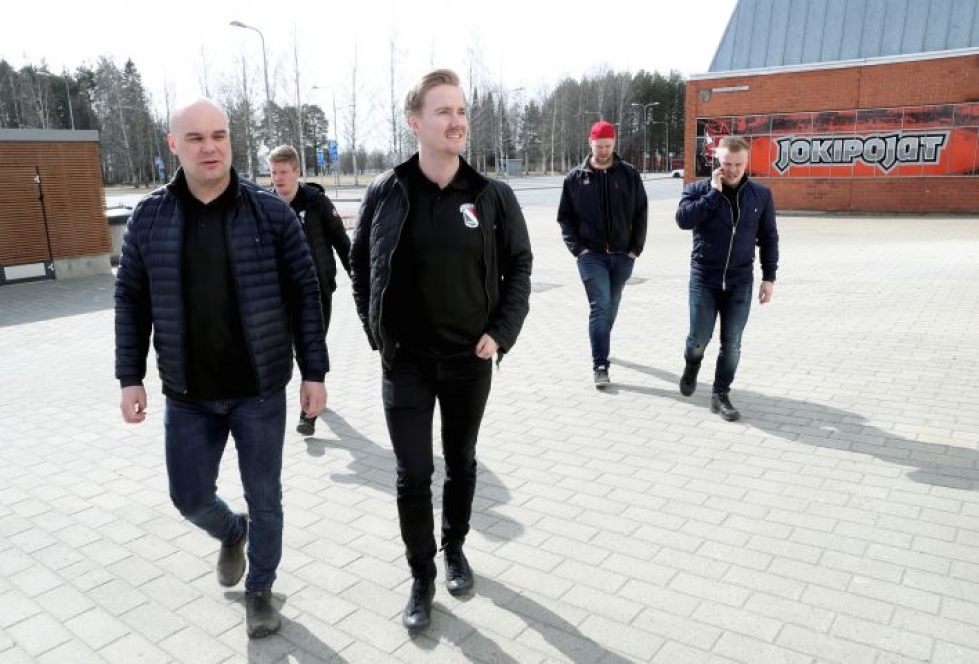 Jaakko Lipponen (edessä oikealla) pyöritti pitkään Karjalan Koplaa, mutta nyt hän siirtyy Joensuun Kiekko-Poikien manageriksi.