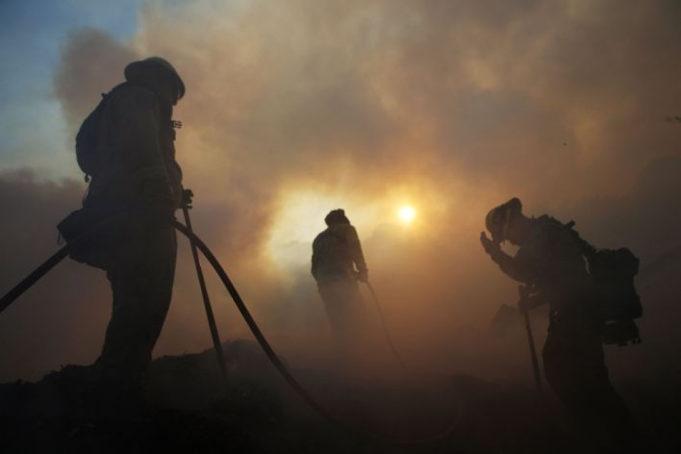 Palomiehet taistelivat lauantaina tulta vastaan Sylmarissa Kaliforniassa. Lehtikuva/AFP