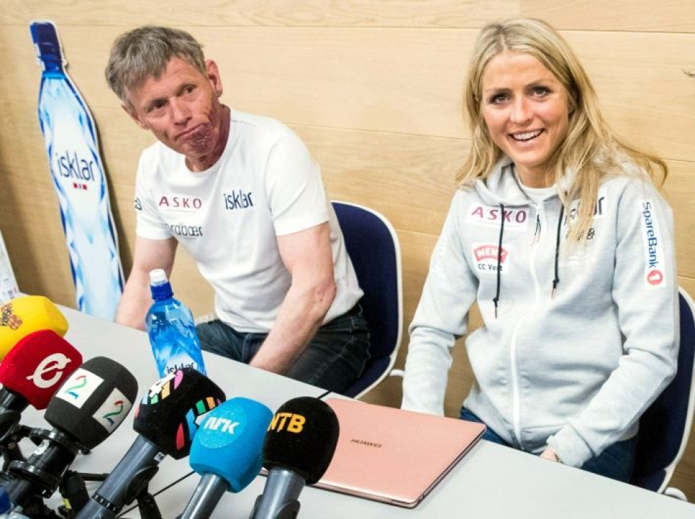 Johaug ja valmentaja Pål Gunnar Mikkelsplass tiedotustilaisuudessa huhtikuussa. LEHTIKUVA/AFP