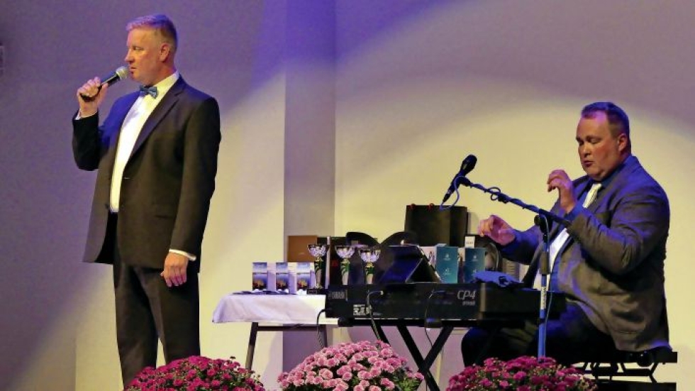Uudet Laulut on polvijärveläissyntyisen säveltäjä-pianistin Petri Hirvosen (oikealla) suurprojekti. Vuonna 2017 kappaleita oli tulkitsemassa Petri Peltoniemi.