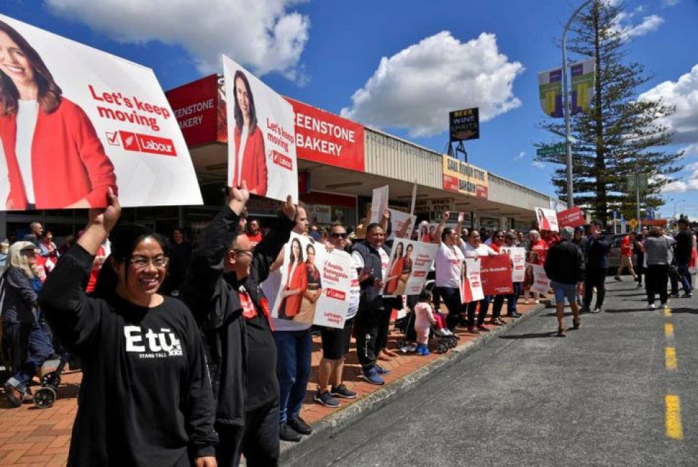 Pääministeri Jacinda Ardernin työväenpuolueen kannattajia perjantaina Aucklandissa. Maskeja ei näy, sillä Uudessa-Seelannissa ei ollut todettu koronavirustartuntoja moneen päivään.