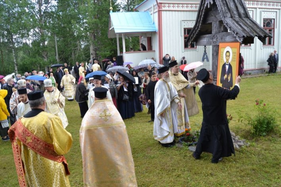 Liturgian jälkeen pidettiin ulkona rukoushetki, jossa ensin kiinnitettiin suurikokoinen Pyhää Johannes Sonkajanrantalaista esittävä ikoni sovinnonristiin.