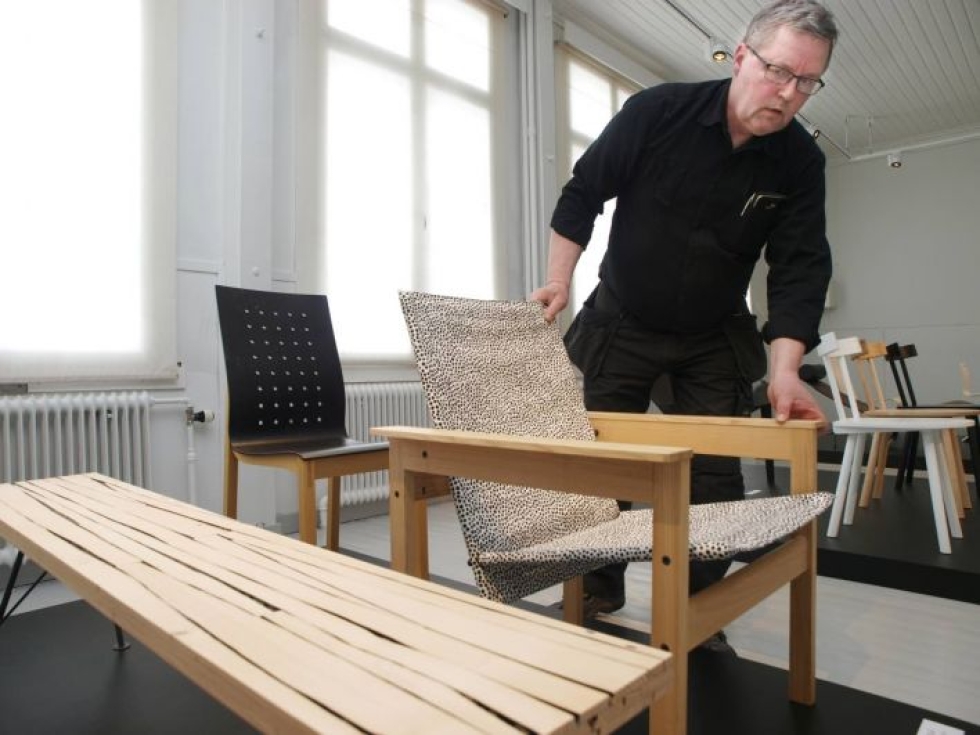 Seppo Auvinen sommittelee Simo Heikkilän istuimia. Tumma tuoli on nimeltään Auvinen, ja sen Heikkilä on suunnitellut puusepän omaan keittiöön. Markiisi-sarjan tuoli on muotoiltu 1980-luvulla.