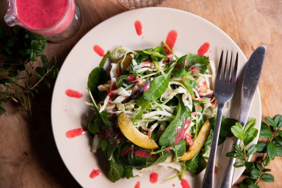 Puolukkavinaigrette sopii hyvin kauden vihanneksista tehdyn salaatin kastikkeeksi. Vinaigrettea voi myös pullottaa vaikkapa lahjaksi.