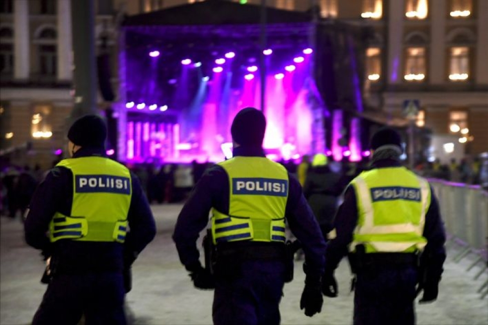 Poliiseja turvaamassa Senaatintorin uudenvuodenjuhlaa 31. joulukuuta 2018. LEHTIKUVA / Markku Ulander