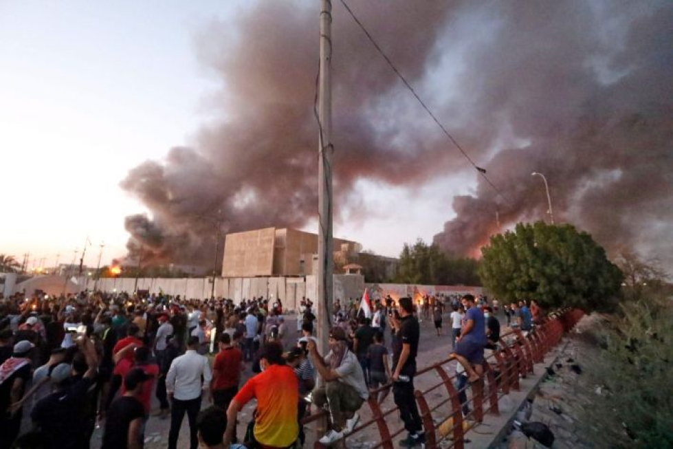 Huonoja julkisia palveluja protestoineet mielenosoittajat ovat aiemmin polttaneet Irakin paikallishallinnon sekä puolueiden ja puolisotilaallisten joukkojen toimistoja. LEHTIKUVA / AFP
