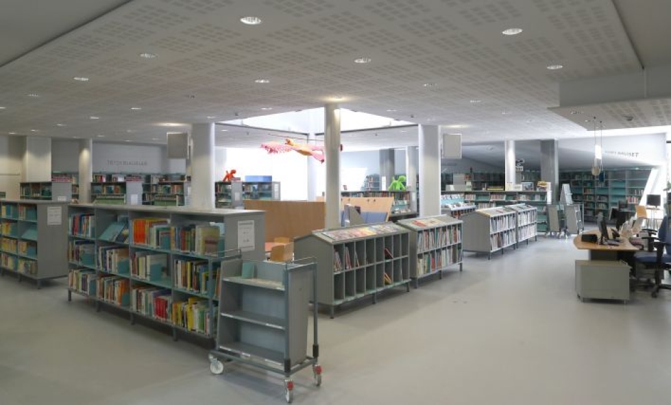 Aluehallintovirastot ohjeistavat vielä kirjastoja lainauksen toteuttamisesta. Arkistokuva Joensuun kaupunginkirjastosta.