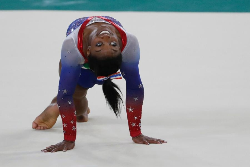 Yhdysvaltain Simone Biles on viides naisvoimistelija, joka on onnistunut voittamaan samoissa olympialaisissa neljä kultaa. LEHTIKUVA/AFP