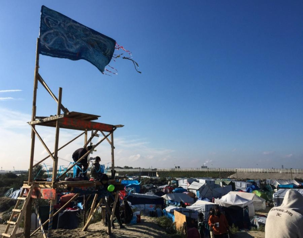 Calais'n sataman liepeillä sijaitsevassa leirissä majailee tuhansia pakolaisia ja siirtolaisia. LEHTIKUVA/AFP