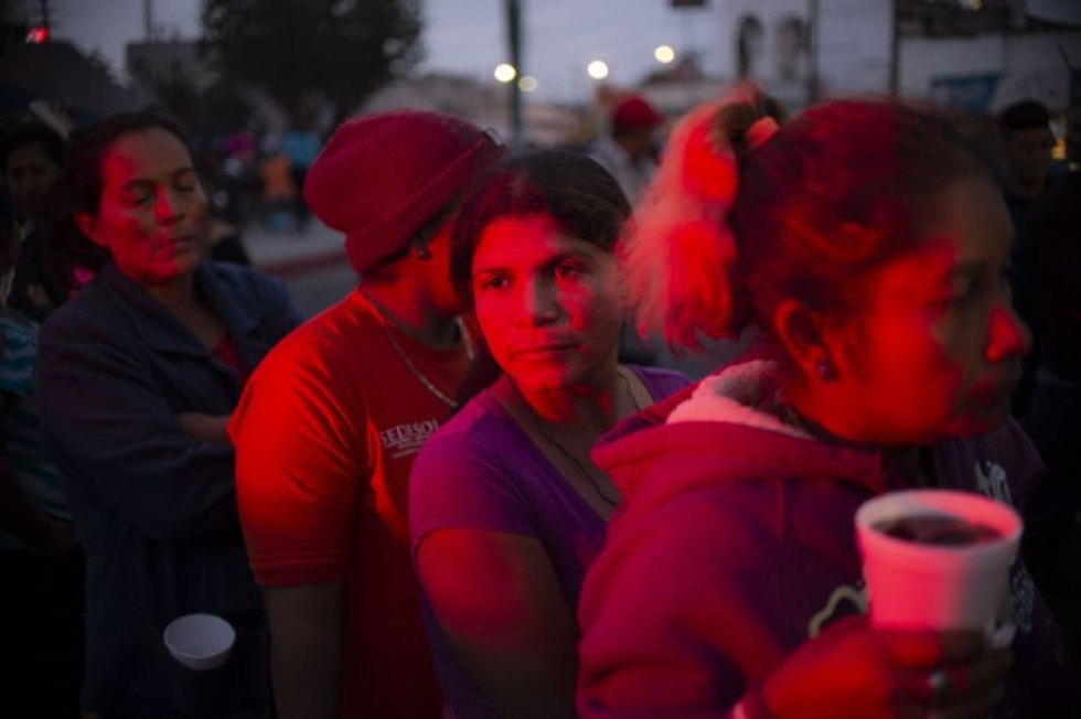 Enimmäkseen Hondurasista lähtöisin olevat siirtolaiset jonottivat ruokaa Meksikossa. Tuomari on estänyt Donald Trumpin hallintoa eväämästä laittomasti maahan tulleilta mahdollisuutta hakea turvapaikkaa. PEDRO PARDO / LEHTIKUVA / AFP