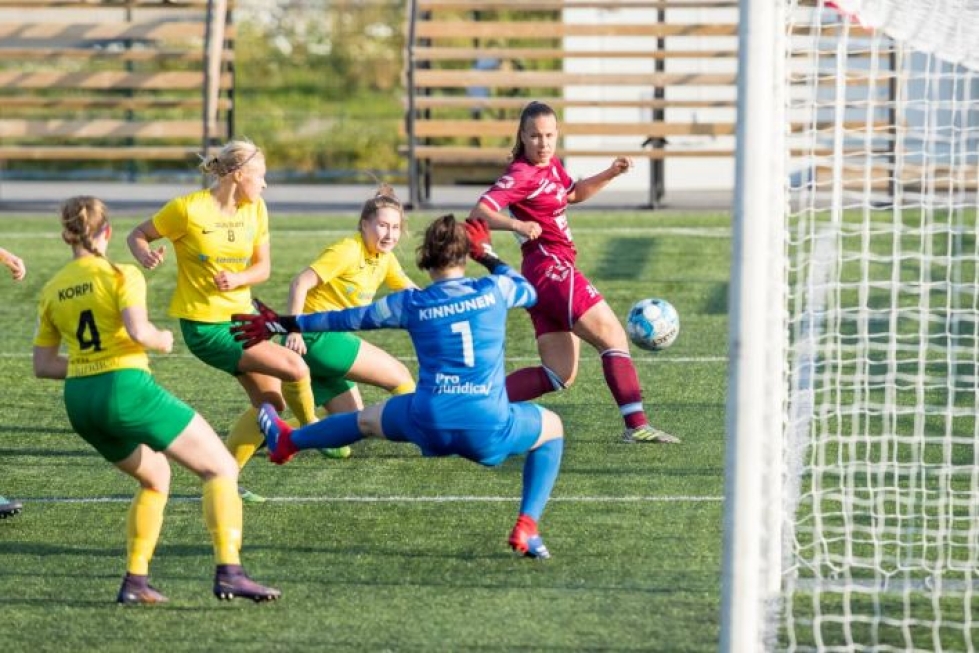 KuPSista lainalla oleva Elisa Lementtinen ja muu FC Hertan joukkue ei pystynyt yllättämään kuin kerran HauPan maalivahdin Essi Kinnusen.