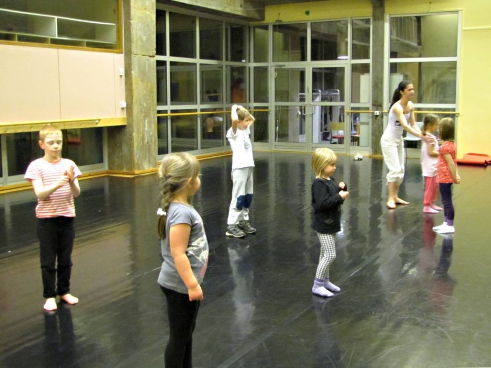 Petroskoista kotoisin oleva Alina Leonidchenko luotsaa Lasten tanssistudiota Outokummussa.