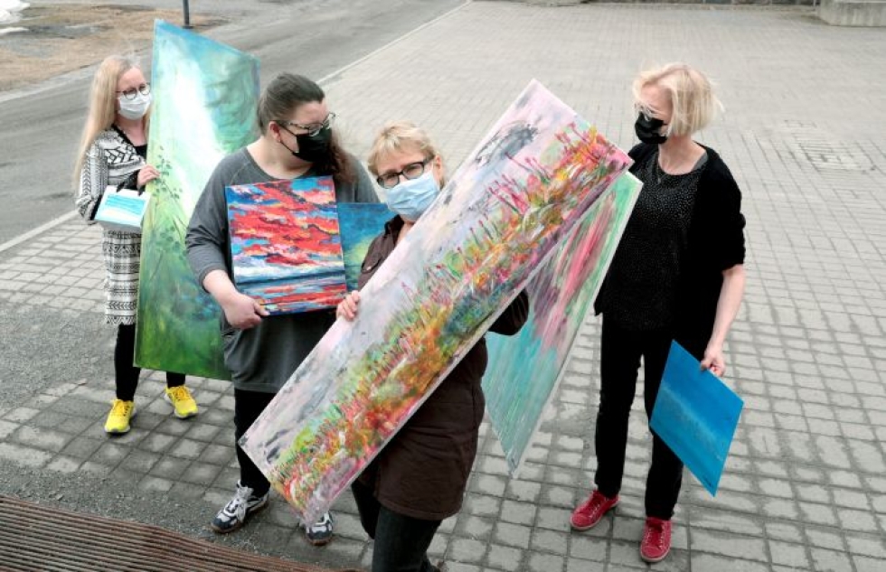 Pia Turunen (vas.), Riikka Vauhkonen ja Jatta Matero maalasivat talven aikana neljän muun harrastajan kanssa etäyhteyksien avulla. Laura Melkinen toimi opettajana.