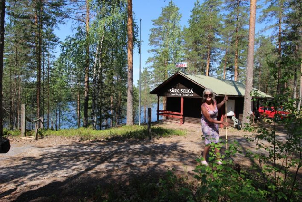 Merja Vähäkoski jäi juuri eläkkeelle ja leirintäalueen haravointi tuntui juuri sopivalle tavalle viettää hellepäivää.