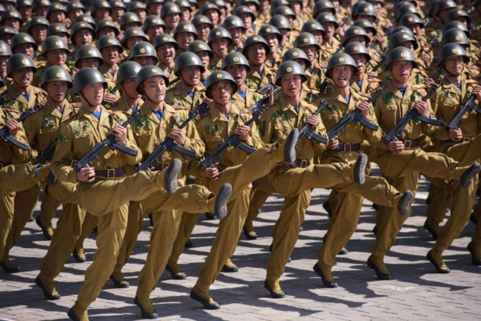 Sotilasparaatissa joukot marssivat pääkaupunki Pjongjangissa. LEHTIKUVA/AFP