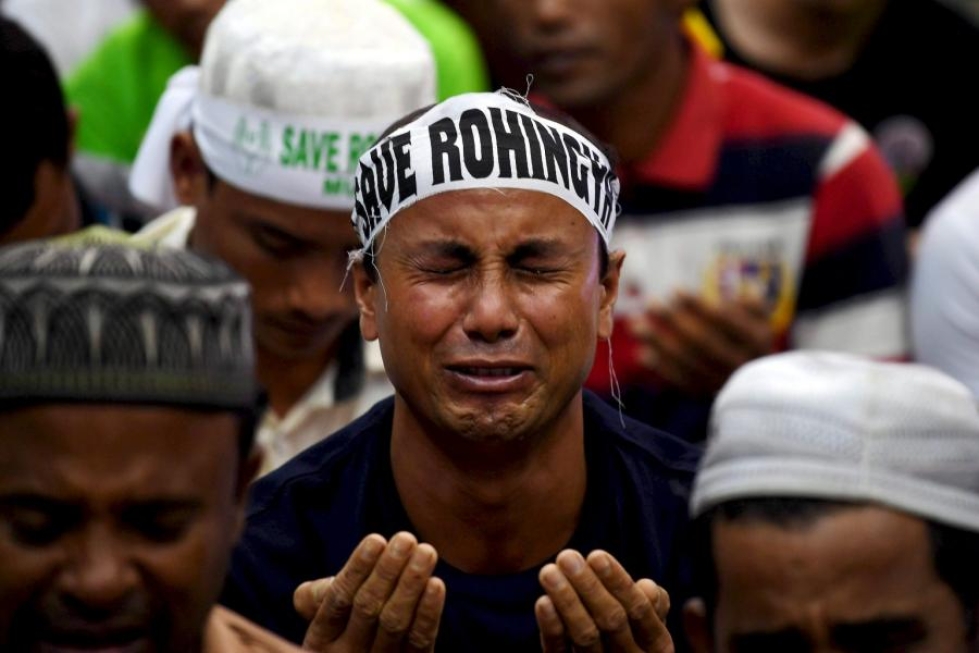 Rohingyamuslimipakolaiset osoittivat mieltään Kuala Lumpurissa Malesiassa Myanmarin turvallisuusjoukkojen väkivaltaa vastaan. Ihmisoikeusjärjestö Amnestyn mukaan rohingyamuslimien kohtelu Myanmarissa saattaa olla rikos ihmisyyttä vastaan. LEHTIKUVA/AFP