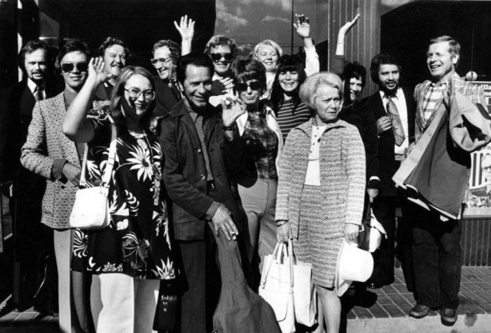 Joensuun Vapaaopiston näytelmäpiiri matkusti vuonna 1973 Monacoon kansainväliselle harrastajateatterifestivaaleille, jossa yleisönä oli muun muassa Monacon ruhtinaspari. Joensuulaiset esittivät Steinbeckin Helmen, jossa tarvittavaa helmeä esitteli Karjalaisen kuvassa Esa Palander.