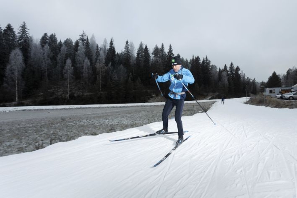 Lämpenevissä talvissa hiihtokilometrit jäisivät vähälle ilman keinolunta. Timo Salminen sivakoi Laajavuoren ensilumenladulla Jyväskylässä.
