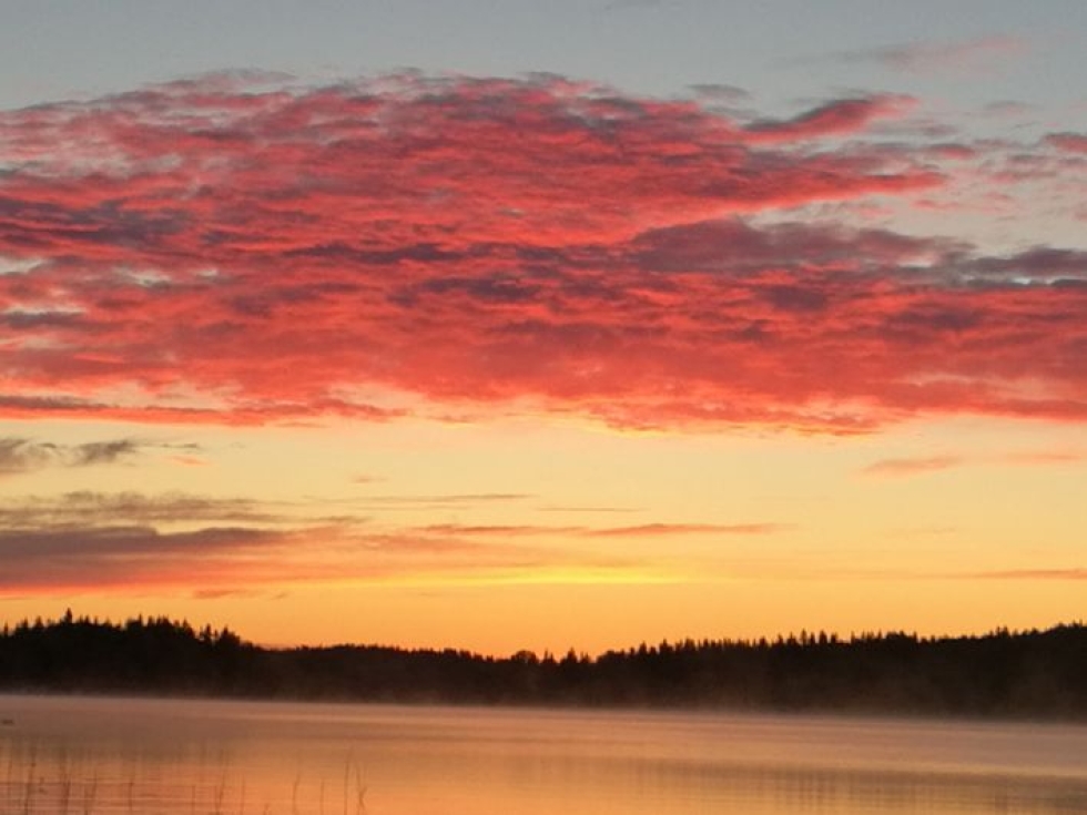 Annikki Louhelainen kuvasi auringonlaskun Viemenjärvellä Nurmeksessa.