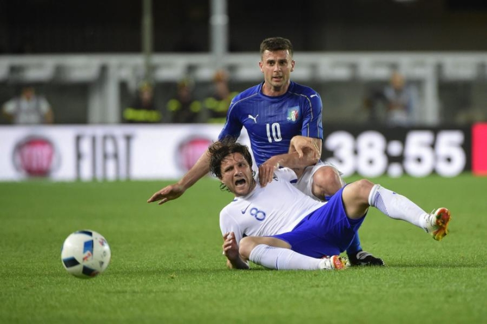 Suomen Perparim Hetemaj ja Italian Thiago Motta taistelevat pallosta maajoukkueiden kohtaamisessa Veronassa. LEHTIKUVA/AFP