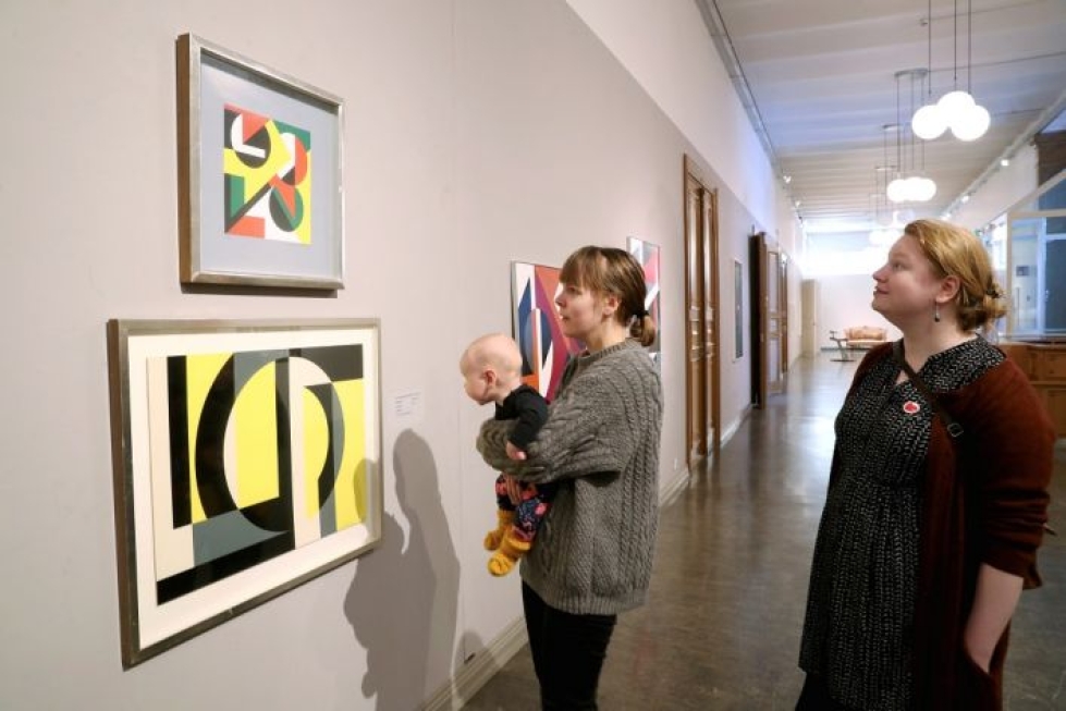 Nelikuinen Alli katselee mielellään taidetta äitinsä Aino Simolan sylistä. Maija Joensuulle taidemuseo Onni on tuttu paikka.