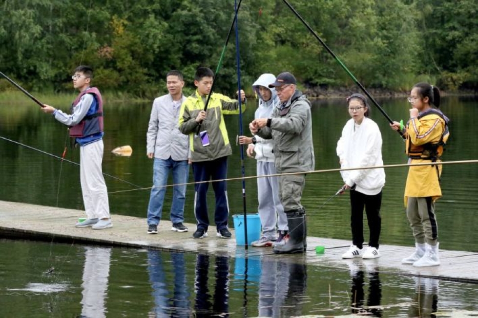Ryhmä kiinalaisia koululaisia Deqingistä opintomatkalla Lieksassa. Reijo Viertola neuvoi oppilaita kalastuksessa.