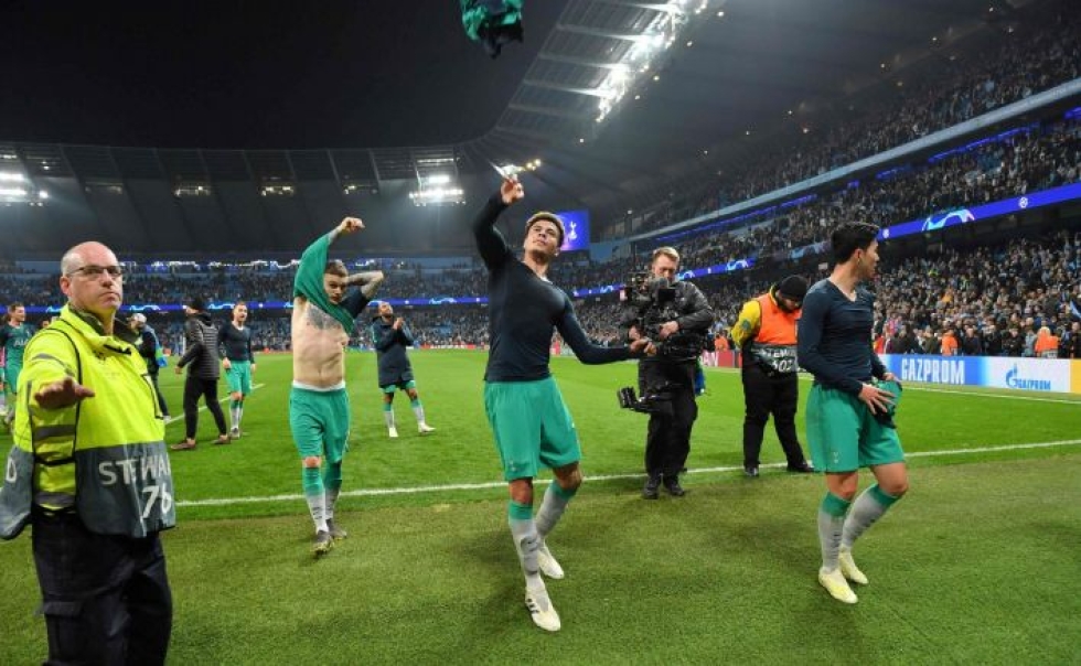 Tottenhamin pelaajat juhlivat uskomattomien käänteiden jälkeen tullutta välieräpaikkaa Manchesterissa. Lehtikuva / AFP