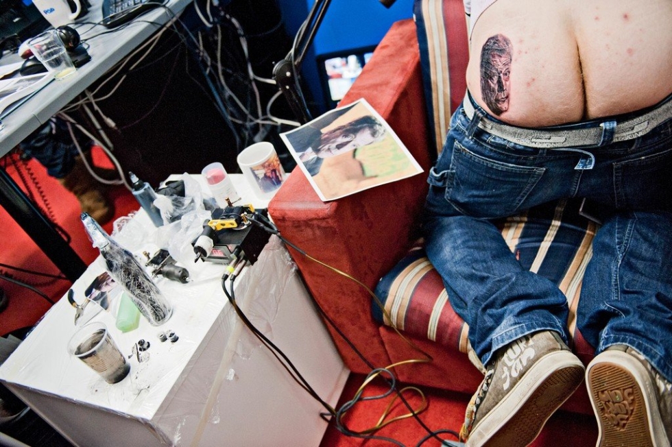 Vuoden uutiskuvana palkittiin Jenni Gästgivarin kuva, jossa suorassa radiolähetyksessä tatuoitiin presidenttiehdokas Sauli Niinistön kuva kannattajan takapuoleen.