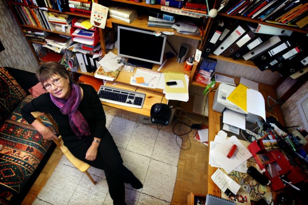 Marja-Leena Tiainen kirjoittaa kotonaan Viinijärvellä.