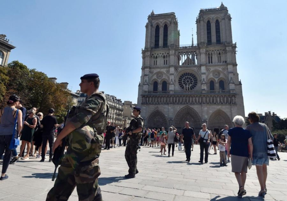 Sotilas valvoi Notre Damen lähellä Pariisissa, josta löydettiin kaasusäiliöillä lastattu henkilöauto. LEHTIKUVA/AFP