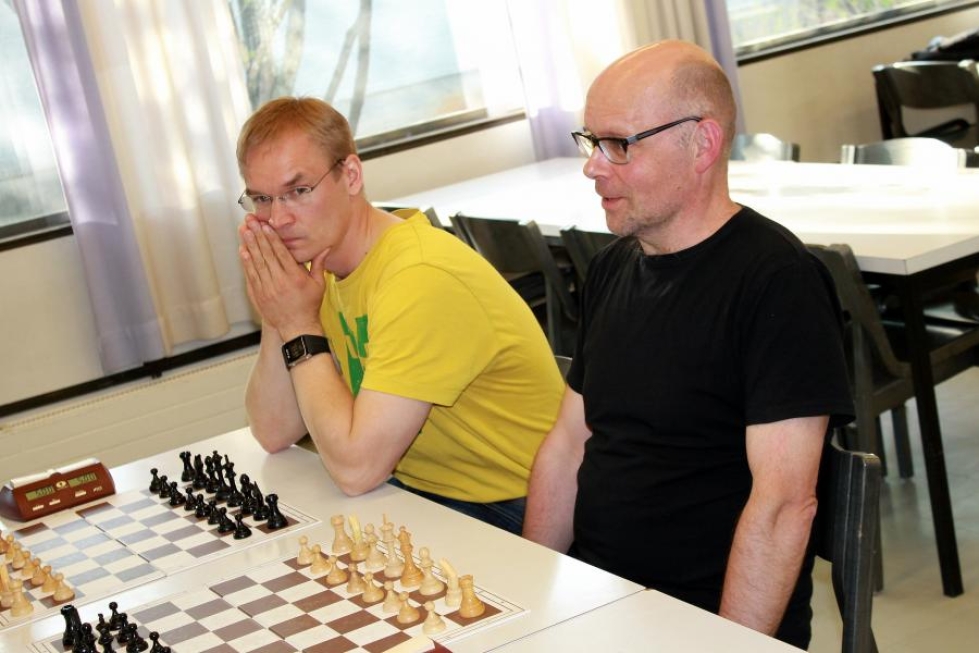 Jukka Behm (vas.) ja Tapani Mustonen ottivat helposti kärkitilat toukokuun pikashakeissa.