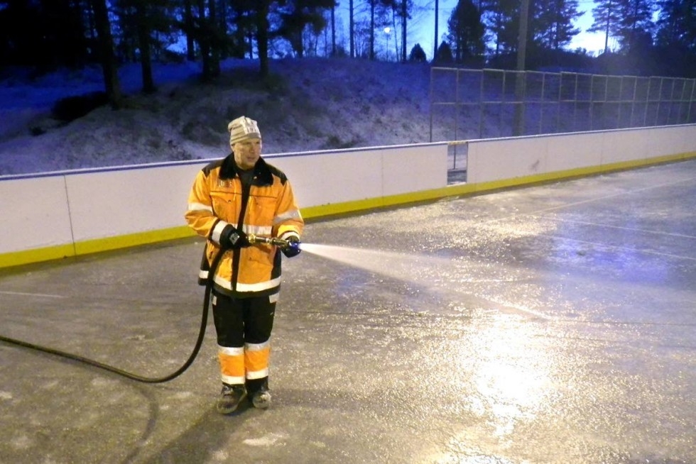 Aimo Meriläinen jäädyttää Liperin Honkalammen luistelukaukaloa. Luistelemaan kentälle pääsee viikon loppu puolella.
