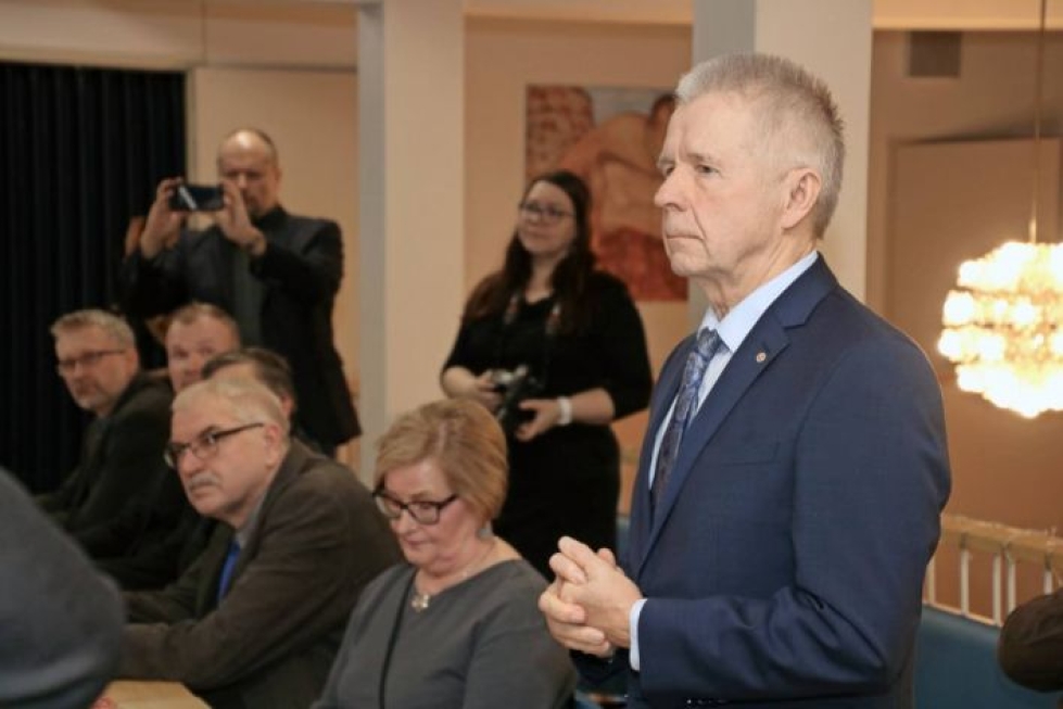 Eino Maksimainen vastaanotti liikuntaneuvoksen "asiakirjat" Tohmajärvellä. Tilaisuus järjestettiin ennen kunnanvaltuuston kokousta.