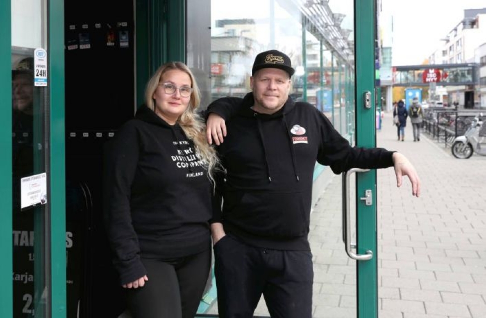 Hanna Naumanen ja Jussi Viljala avaavat uuden ravintolan Joensuun keskustaan Niskakadulle.